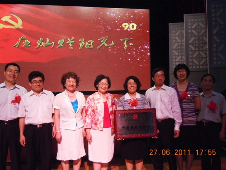 中評協賀邦靖會長（左四）、劉萍秘書長（左三）等領導與我公司獲得表彰的人員合影