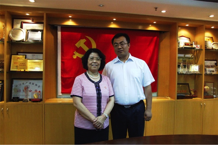 黨支部書記孫月煥同志與新發(fā)展的預(yù)備黨員蔡勇同志合影